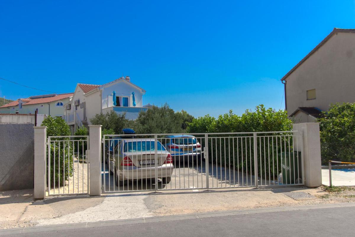 Apartments Villa Tribunj - Housity