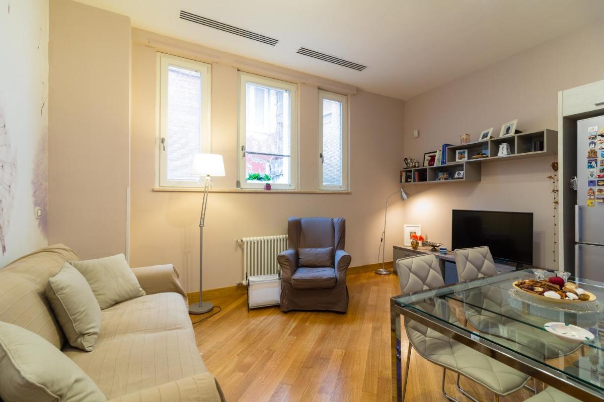 Elegant Flat at Municipio by Napoliapartments - Housity