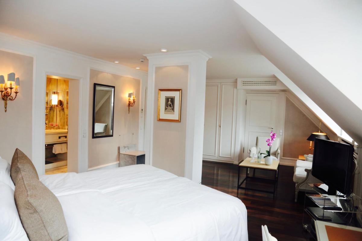 Ein Bett oder Betten in einem Zimmer der Unterkunft Hotel München Palace Ein Bett oder Betten in einem Zimmer der Unterkunft Hotel München Palace