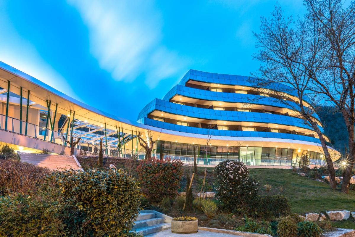 un immeuble de bureaux avec un ciel bleu en arrière-plan dans l'établissement Eau Thermale Avène l'hôtel, à Avène