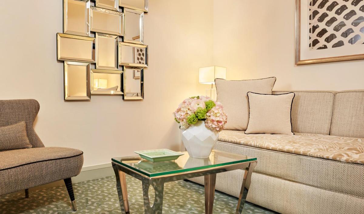 Coin salon dans l'établissement Le Burgundy Paris