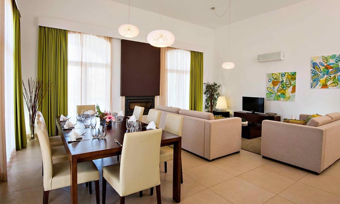 Uma televisão e/ou sistema de entretenimento em Eden Villas & Apartments
