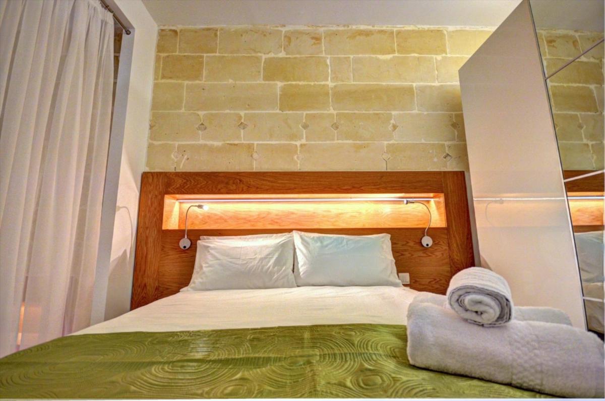 Moon Stone (Valletta) - Housity