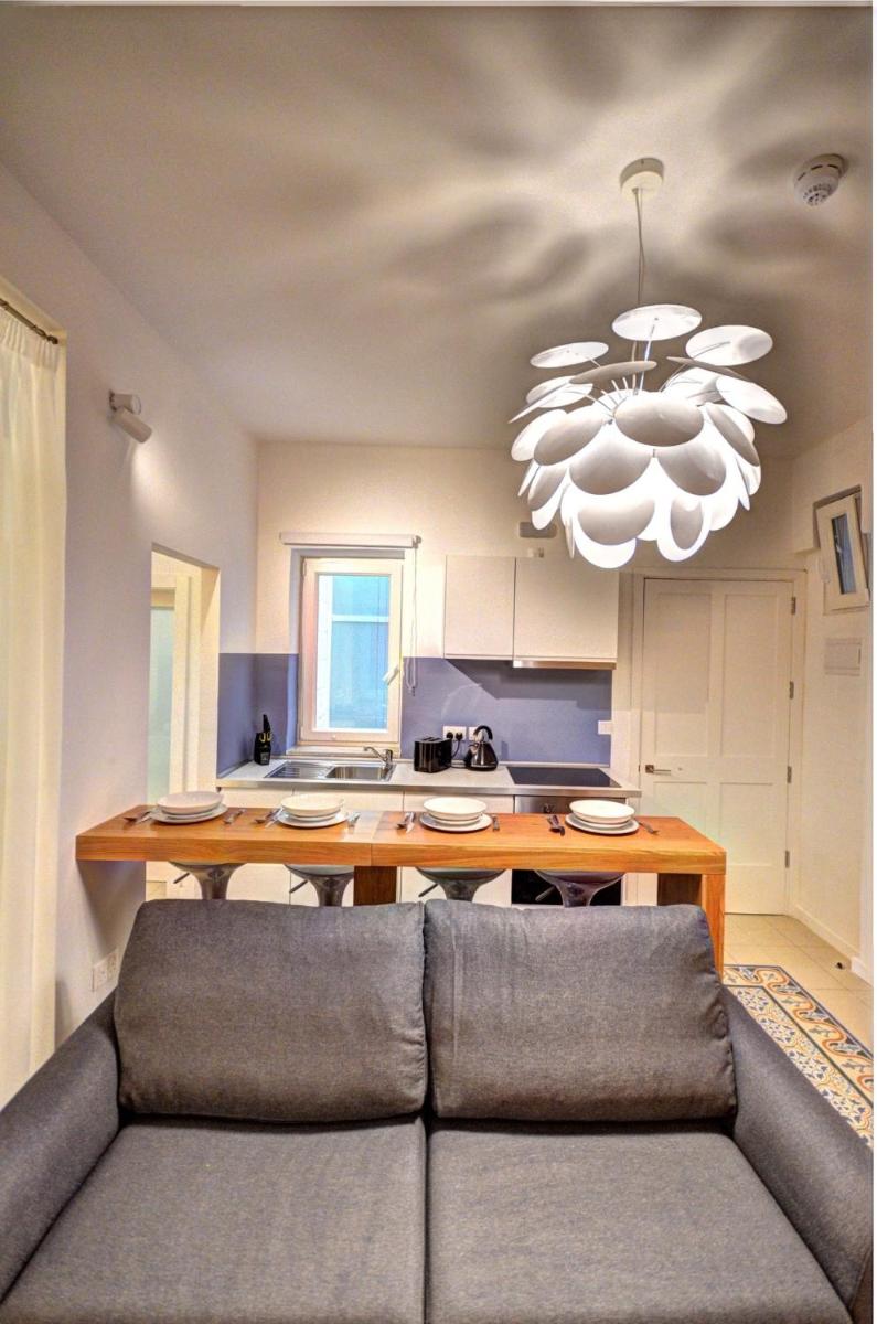 Moon Stone (Valletta) - Housity