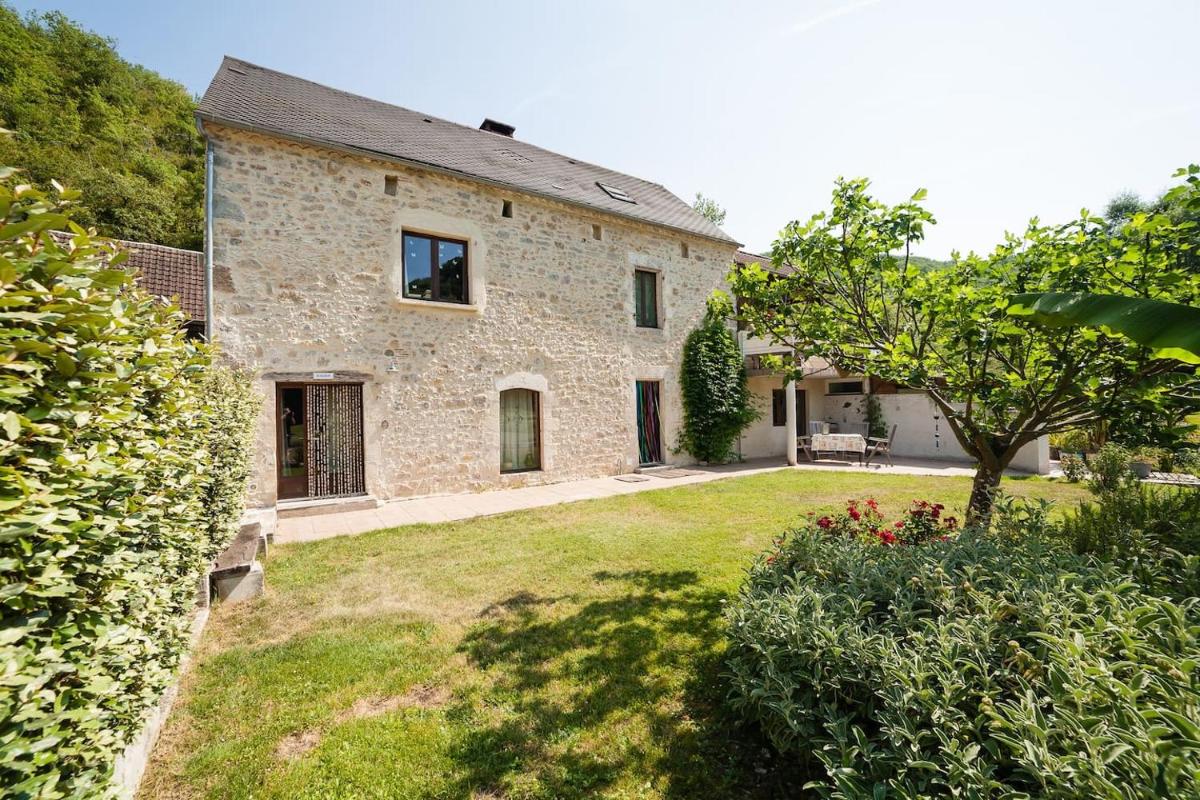 Les Pieds dans l'eau, Gîte la Source - Housity