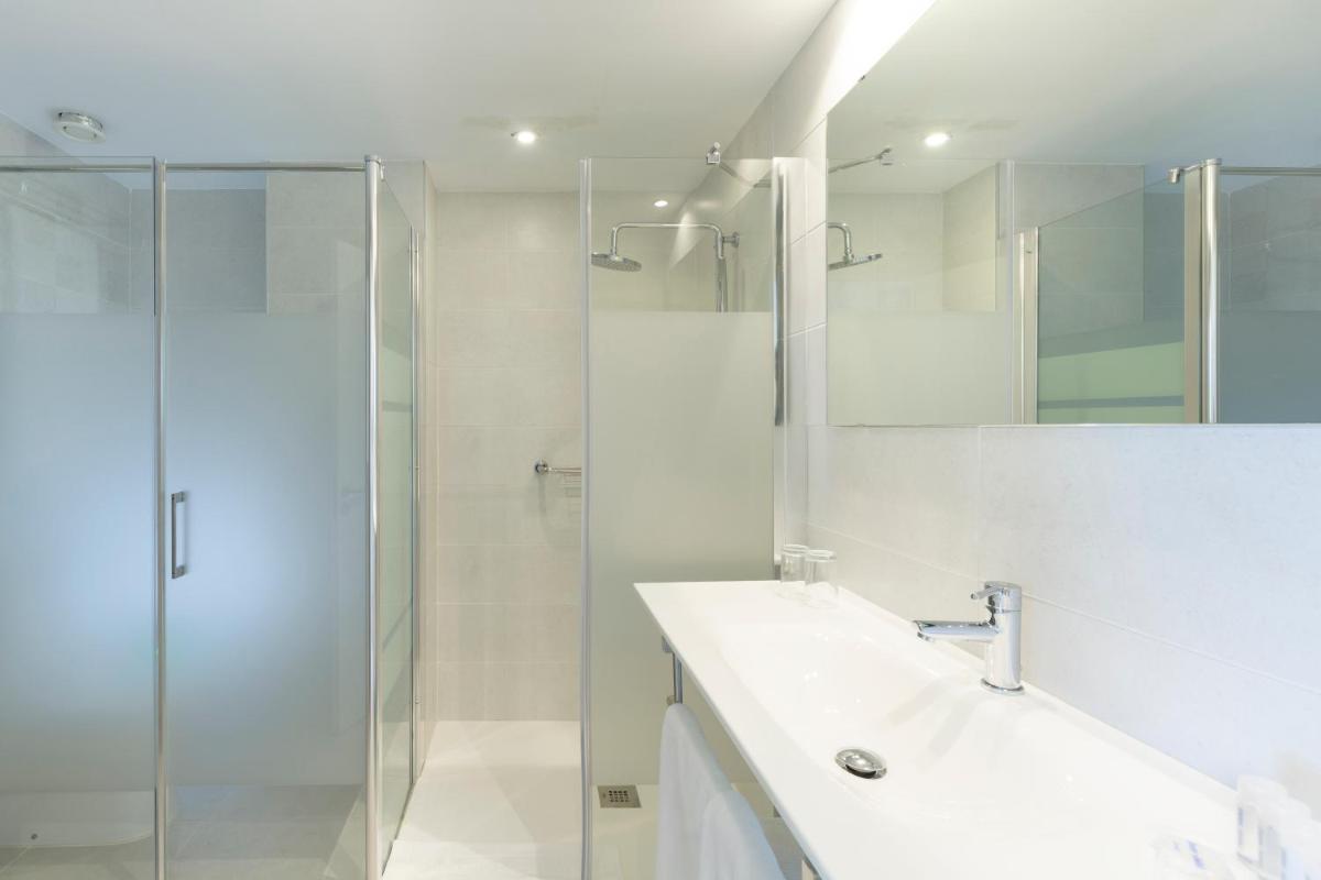 Un baño de Reverence Mare Hotel - Adults Only