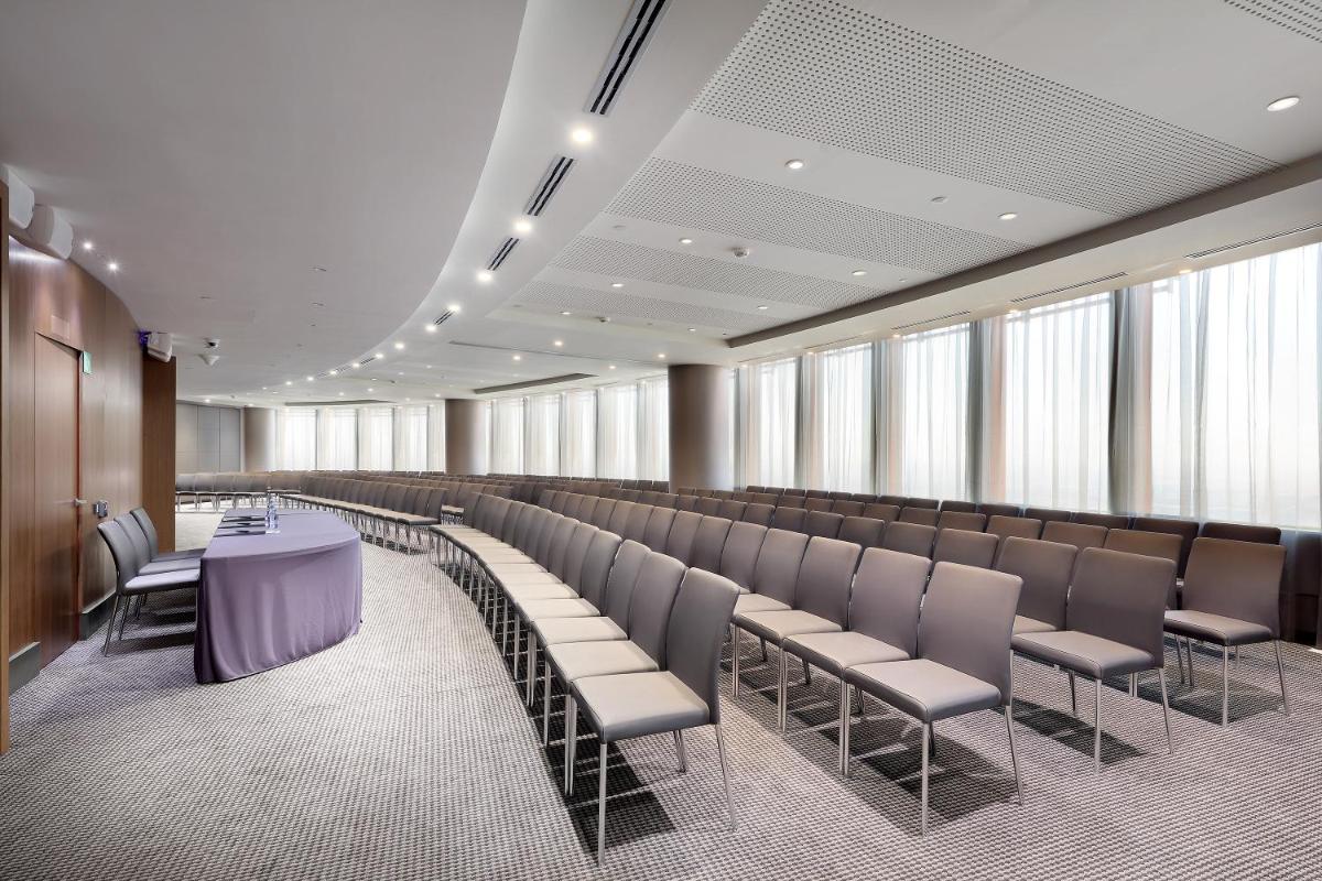 una sala de conferencias con una mesa larga y sillas en Eurostars Torre Sevilla, en Sevilla