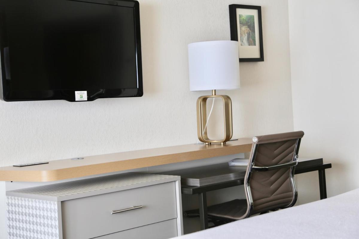 Holiday Inn Salem, an IHG Hotel - Housity