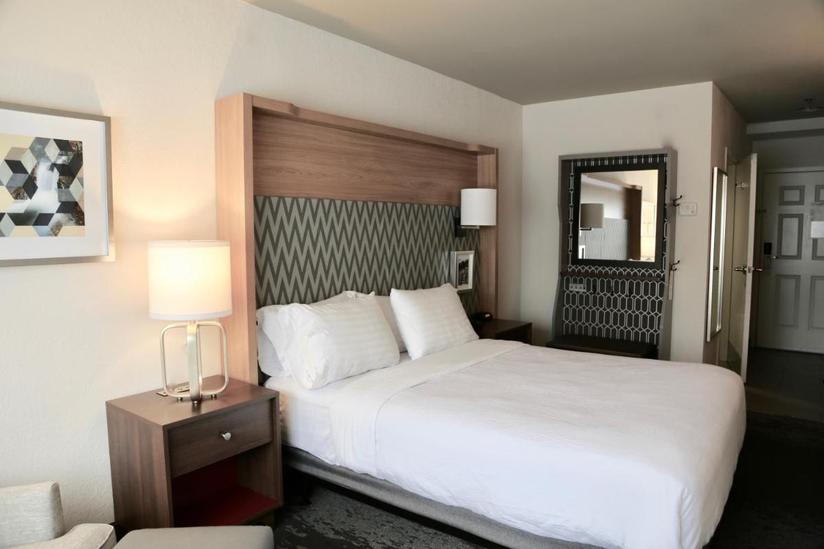 Holiday Inn Salem, an IHG Hotel - Housity