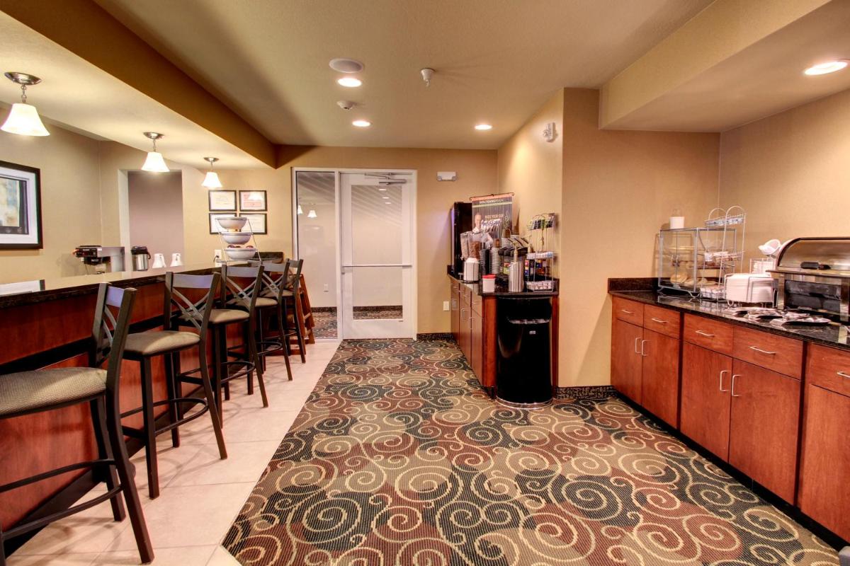 Cobblestone Hotel & Suites - Newton - Housity
