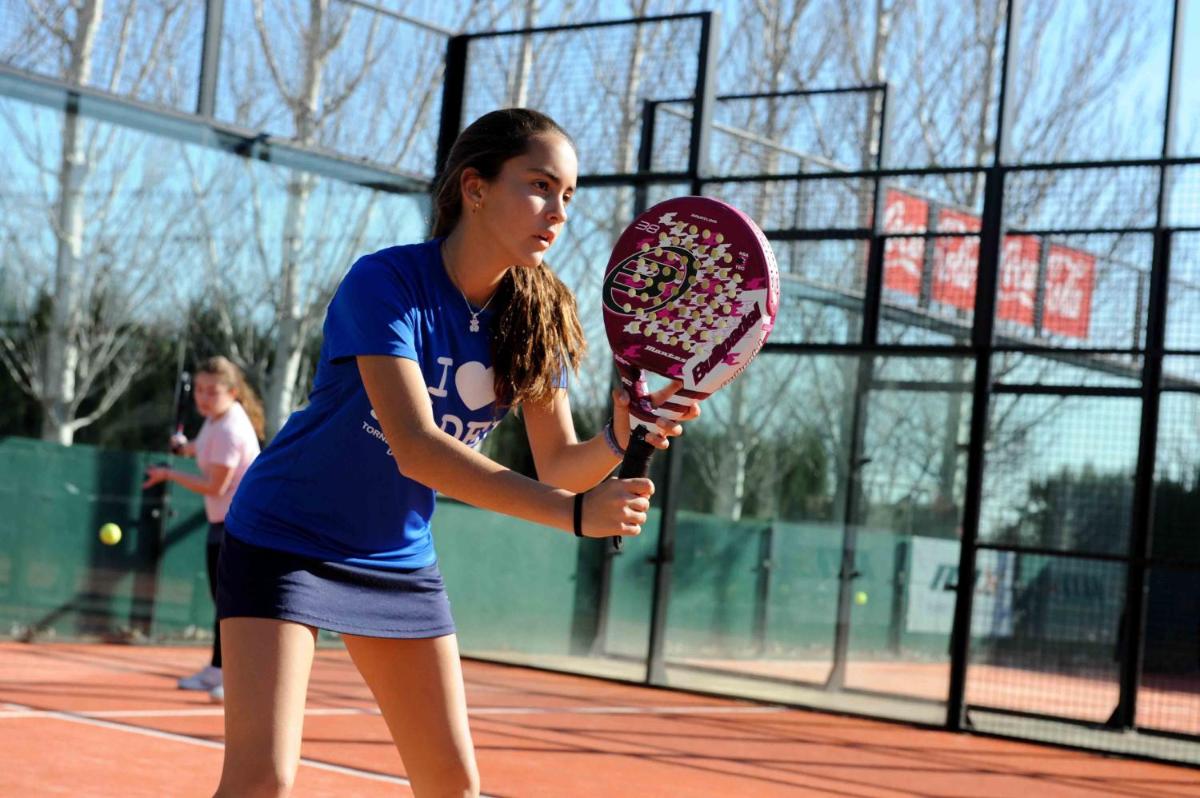 Instalaciones para jugar a tenis o squash en Hotel Boutique Mas Passamaner o alrededores