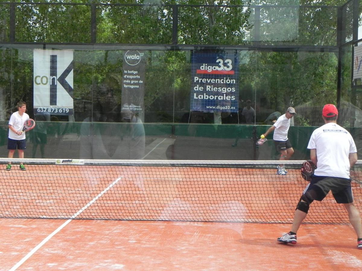 Instalaciones para jugar a tenis o squash en Hotel Boutique Mas Passamaner o alrededores