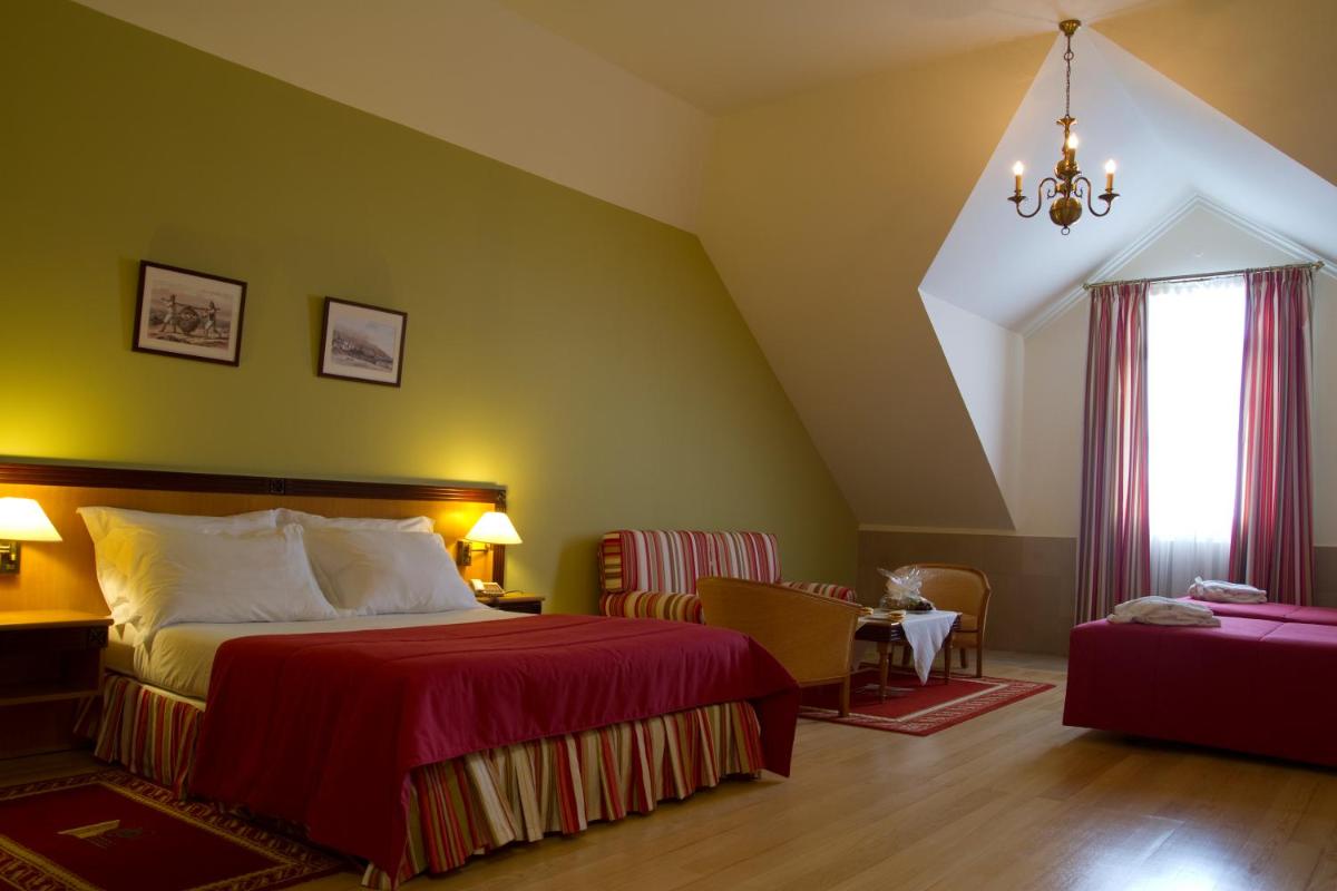 um quarto de hotel com uma cama e uma janela em Hotel Quinta Bela S Tiago no Funchal mais 33 fotografias