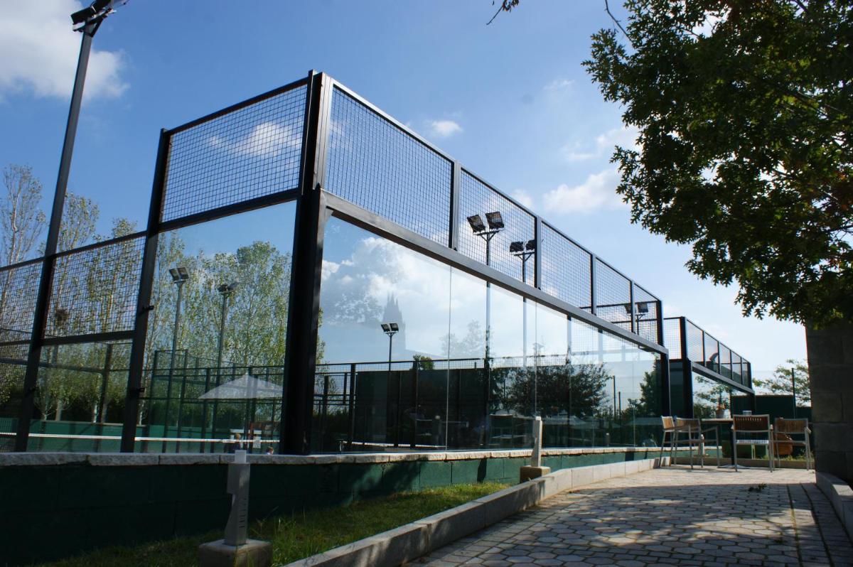 Instalaciones para jugar a tenis o squash en Hotel Boutique Mas Passamaner o alrededores
