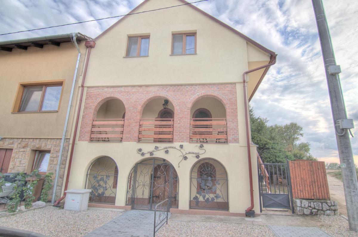 Vinný sklep a ubytování u Rebendů - Housity
