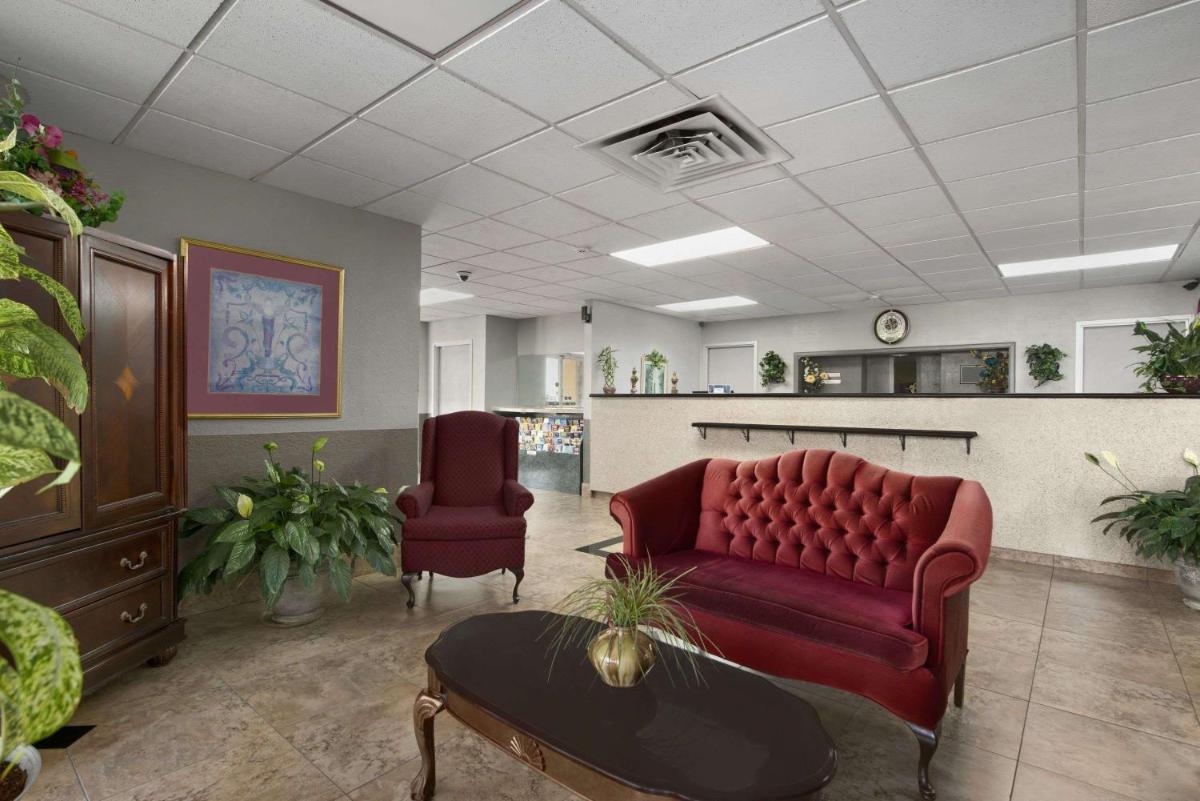 Howard Johnson by Wyndham Winter Haven FL - Housity