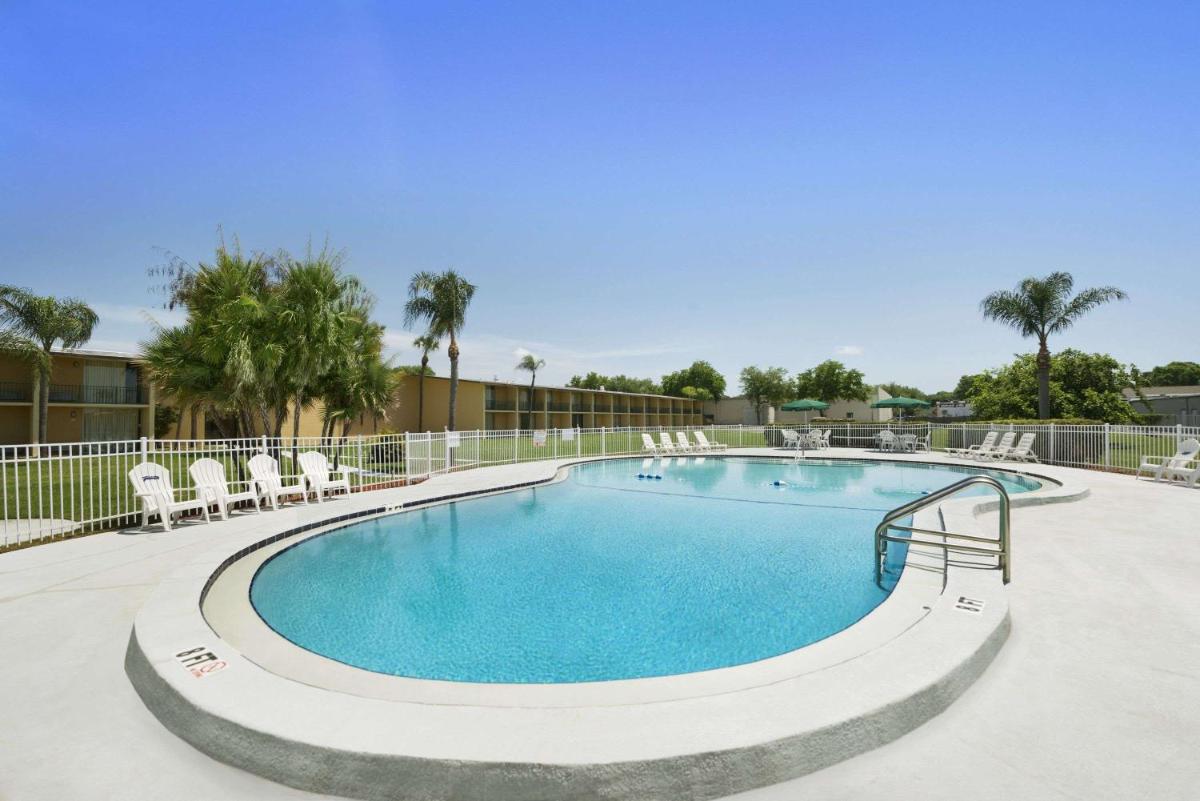 Howard Johnson by Wyndham Winter Haven FL - Housity