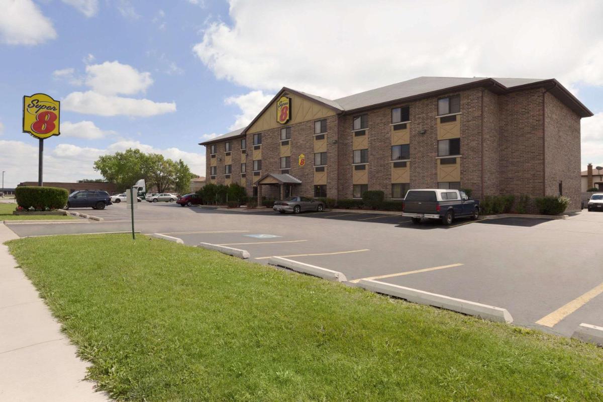Super 8 by Wyndham Bridgeview/Chicago Area - Housity
