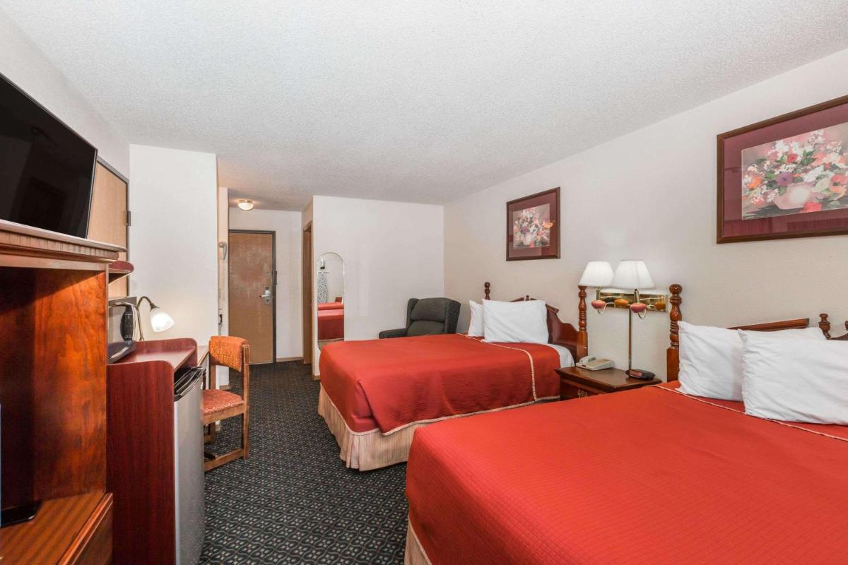 Howard Johnson by Wyndham Wichita Airport - Housity
