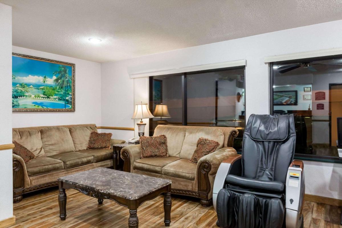 Howard Johnson by Wyndham Wichita Airport - Housity