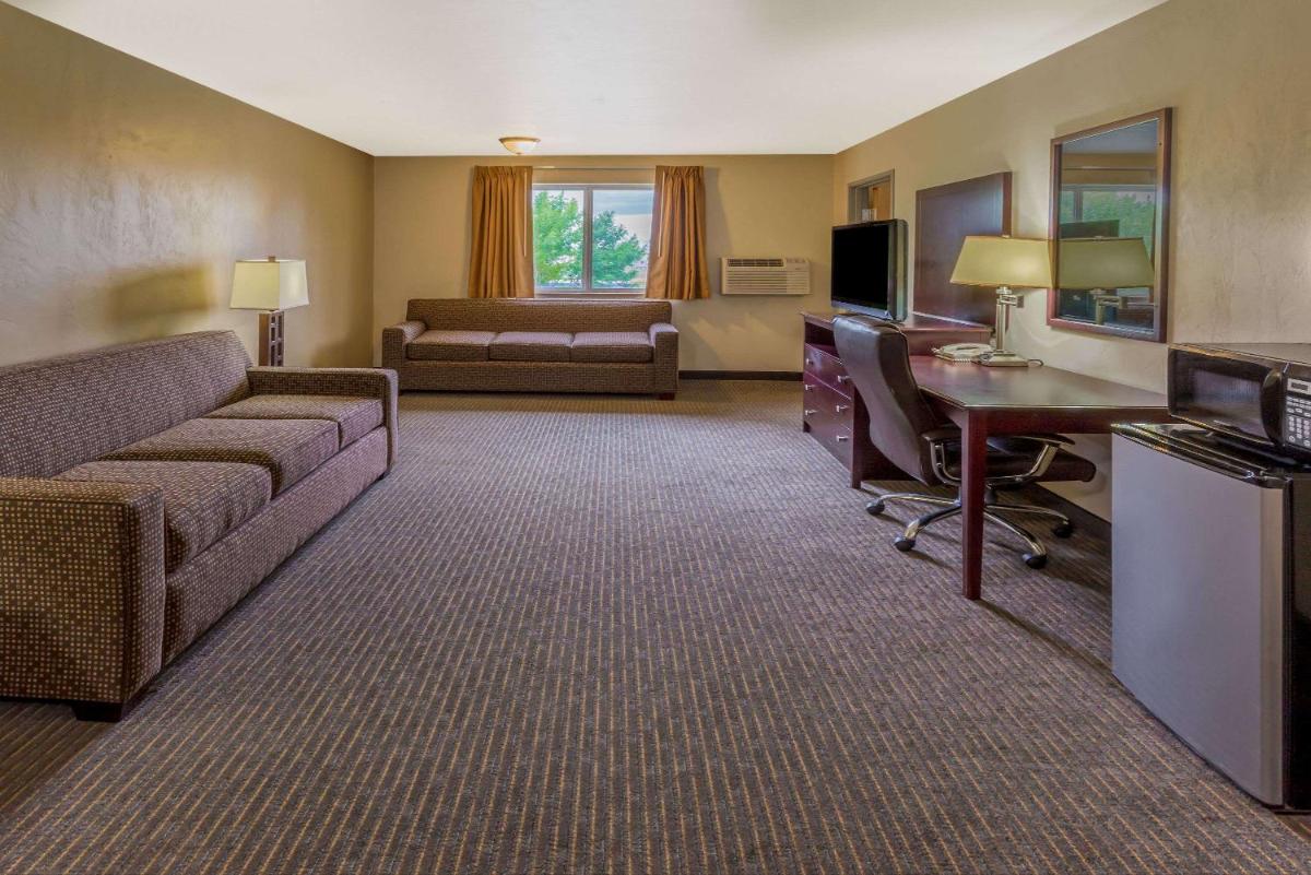 Super 8 by Wyndham Woodburn - Housity