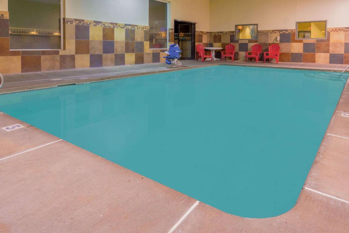 Super 8 by Wyndham Woodburn - Housity