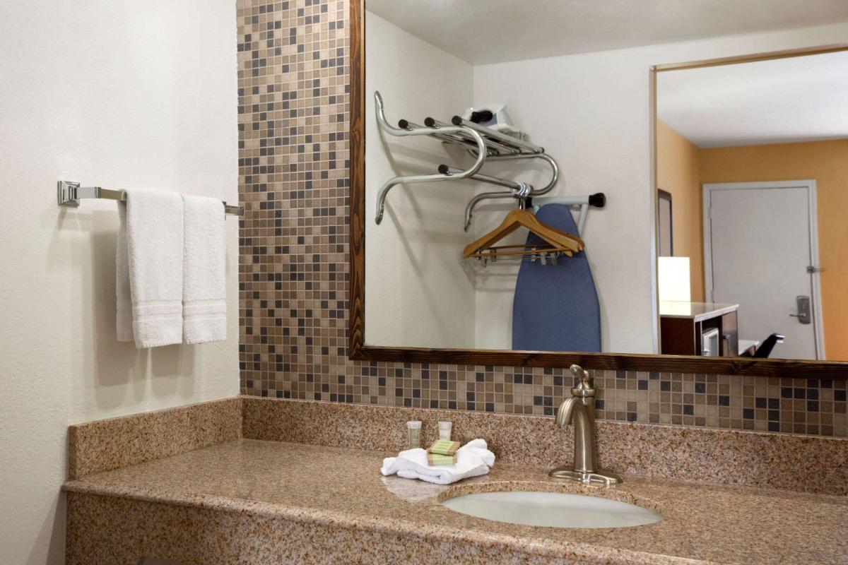 Super 8 by Wyndham Austin Downtown/Capitol Area - Housity
