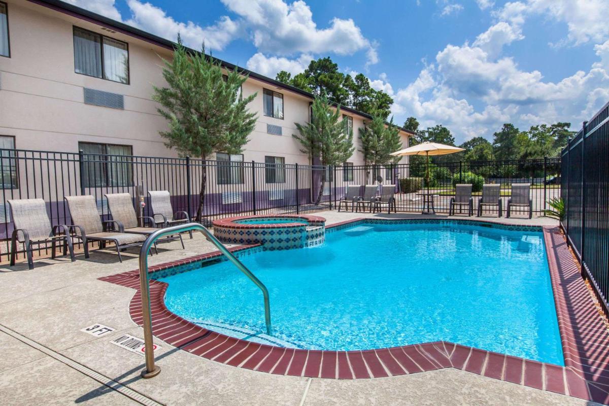 Super 8 by Wyndham Cleveland TX - Housity