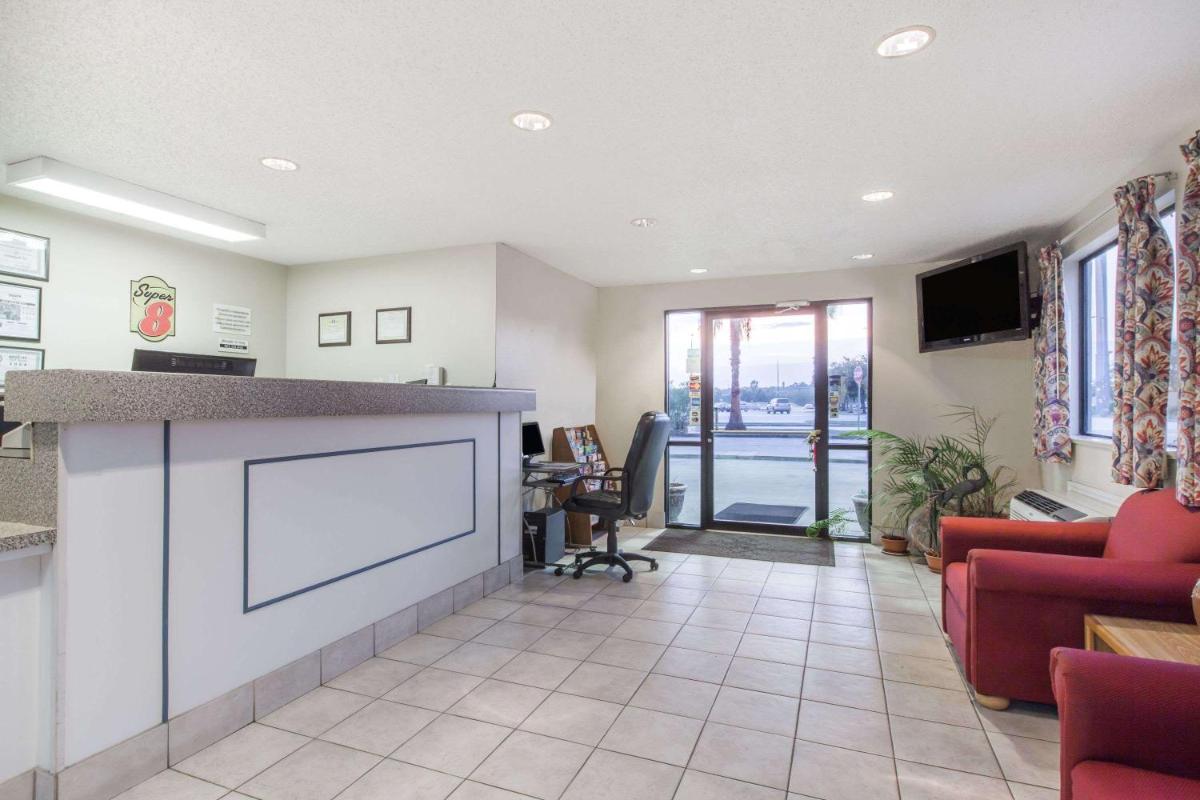 Super 8 by Wyndham Cleveland TX - Housity