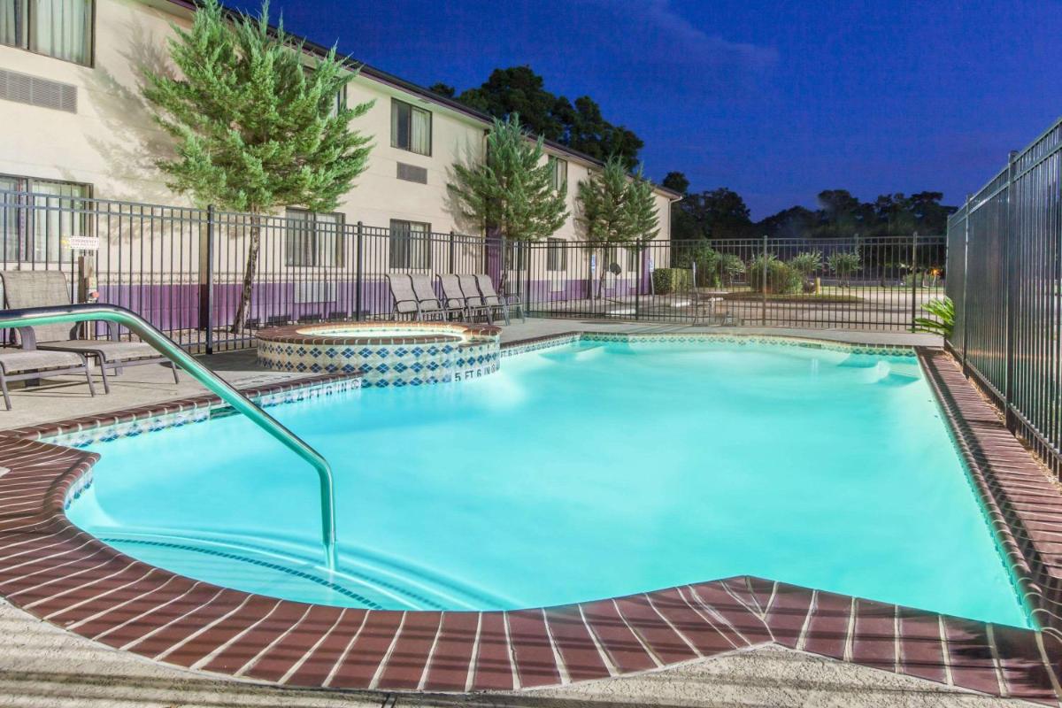 Super 8 by Wyndham Cleveland TX - Housity