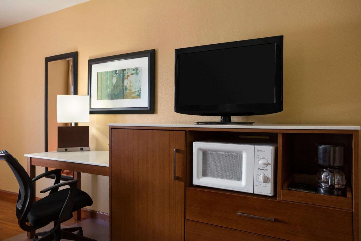Super 8 by Wyndham Austin Downtown/Capitol Area - Housity