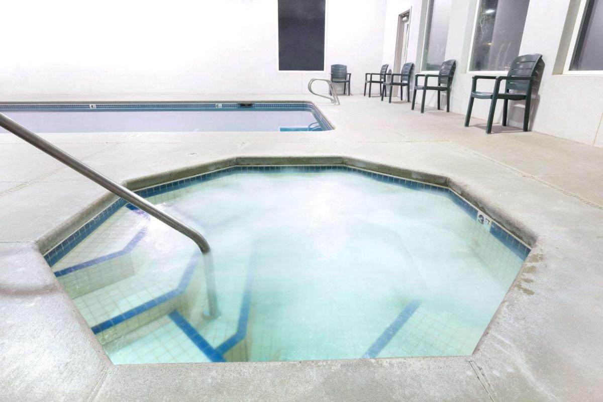 Super 8 by Wyndham Redmond - Housity