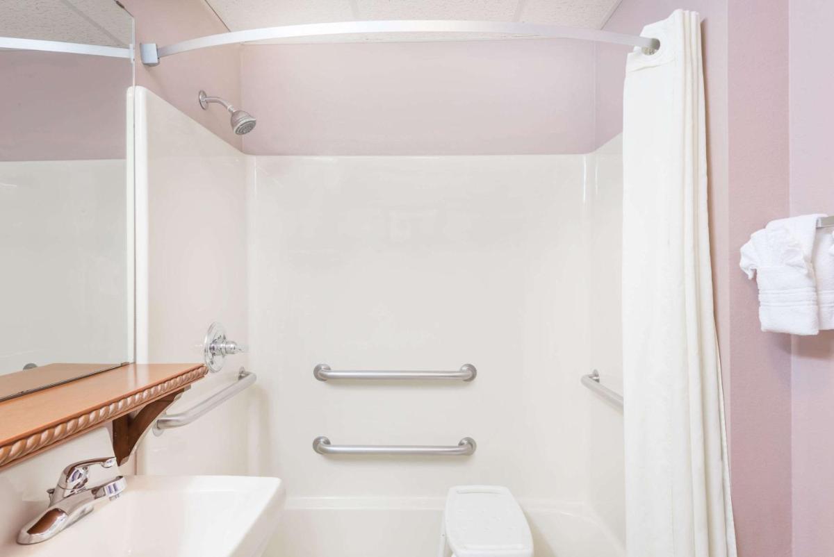 Super 8 by Wyndham Winfield-Quail Ridge Area - Housity