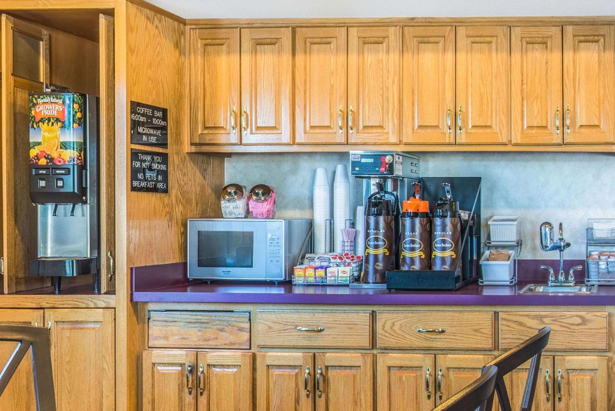 Super 8 by Wyndham West Middlesex/Sharon Area - Housity