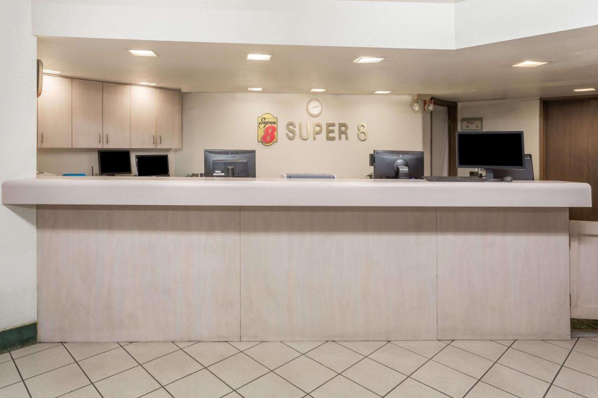 Super 8 by Wyndham Phoenix Metro North - Housity