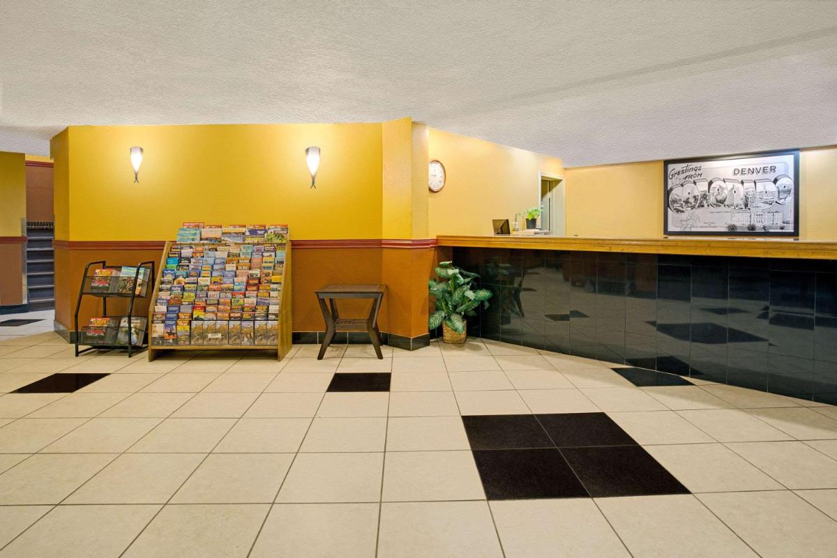 Super 8 by Wyndham Denver Stapleton - Housity