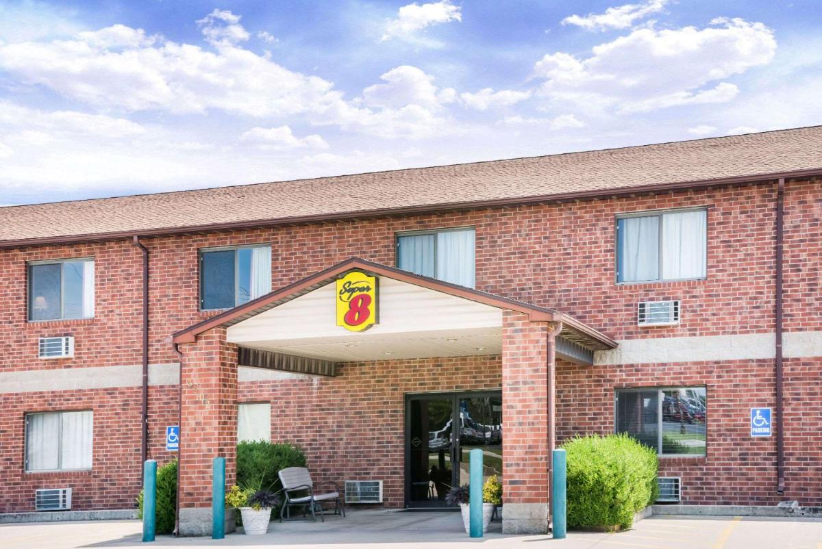 Super 8 by Wyndham Chanute - Housity