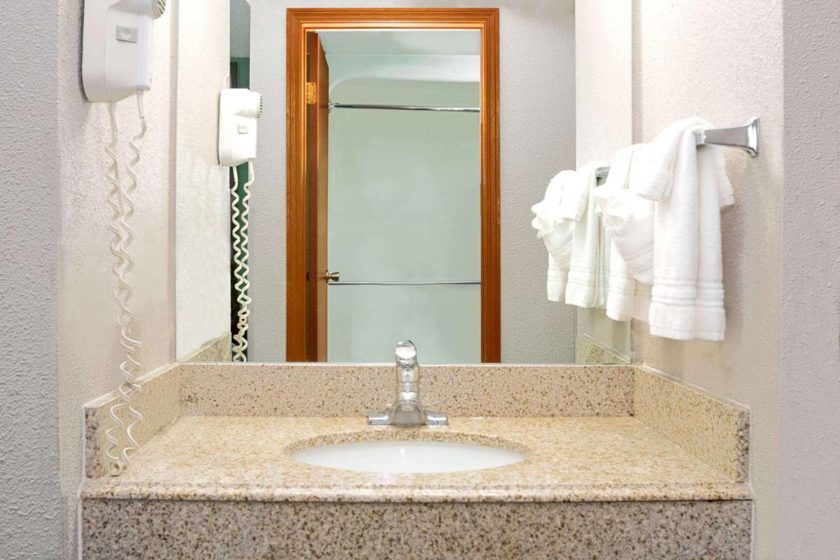 Super 8 by Wyndham Denver Stapleton - Housity