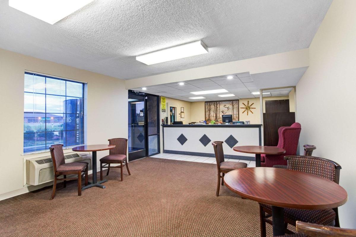 Super 8 by Wyndham Clarksville East - Housity