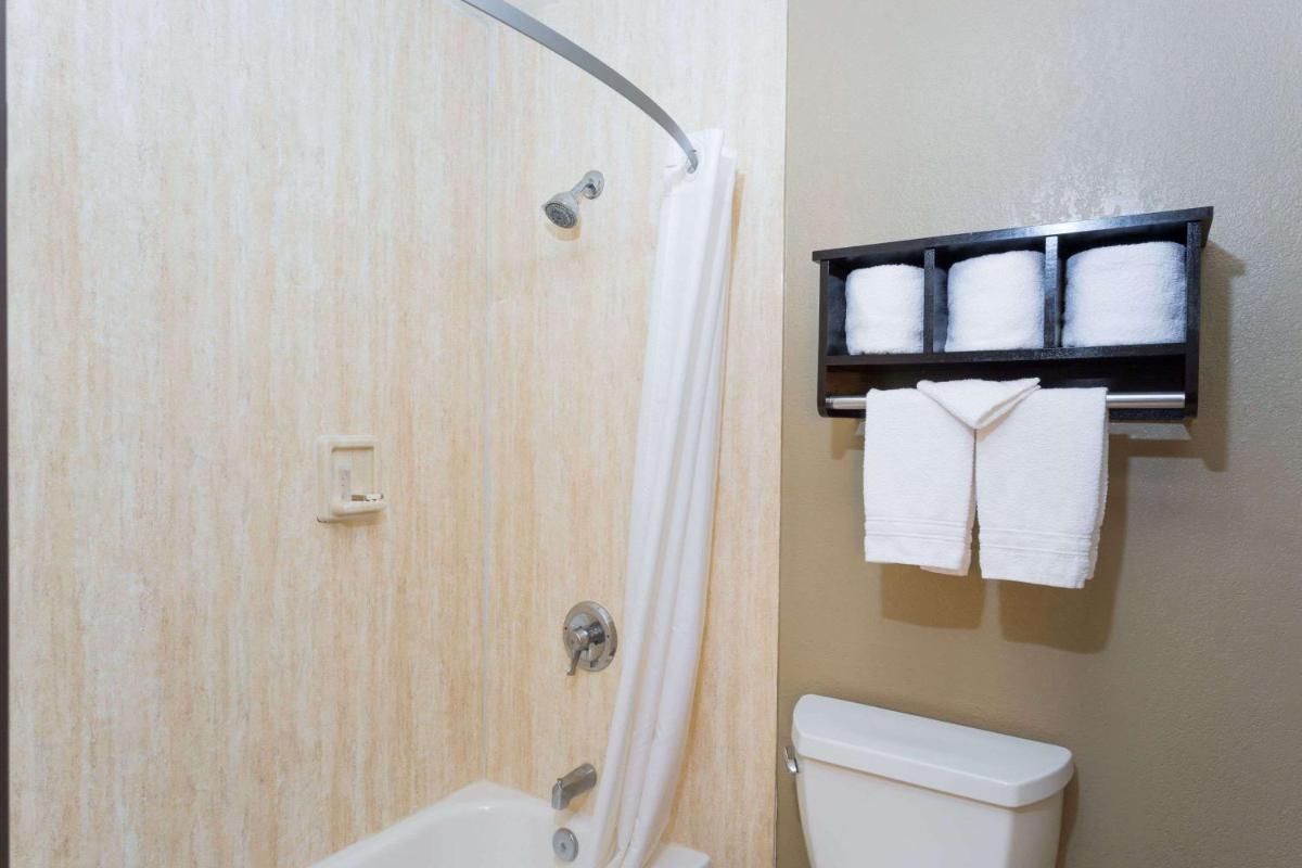 Howard Johnson by Wyndham National City/San Diego South - Housity
