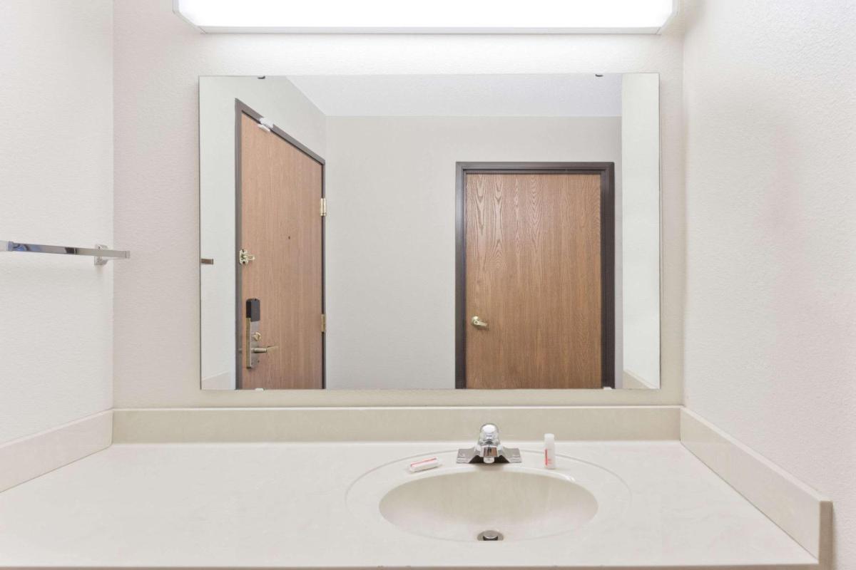 Super 8 by Wyndham Cloverdale IN - Housity