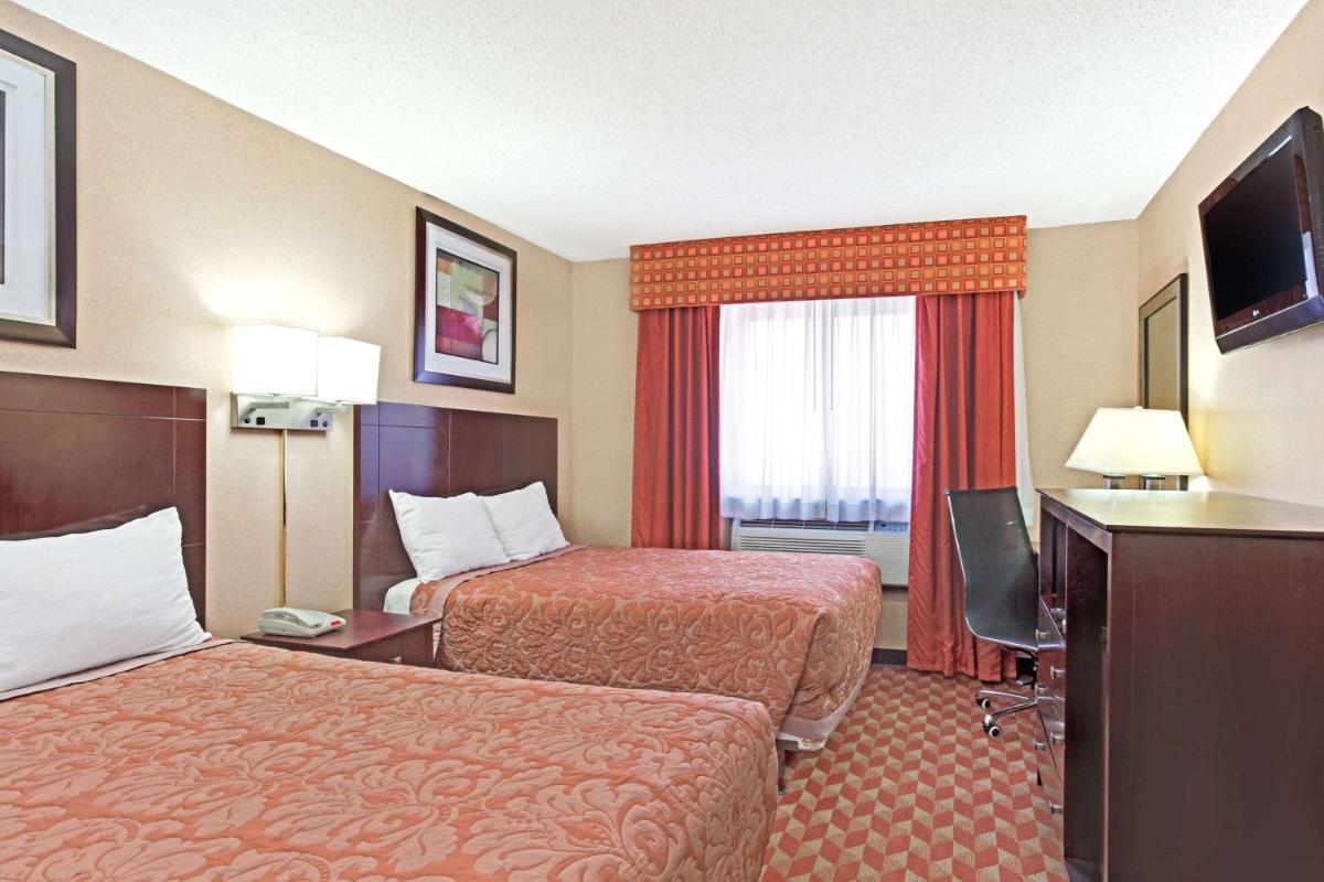 Super 8 by Wyndham Long Island City LGA Hotel - Housity