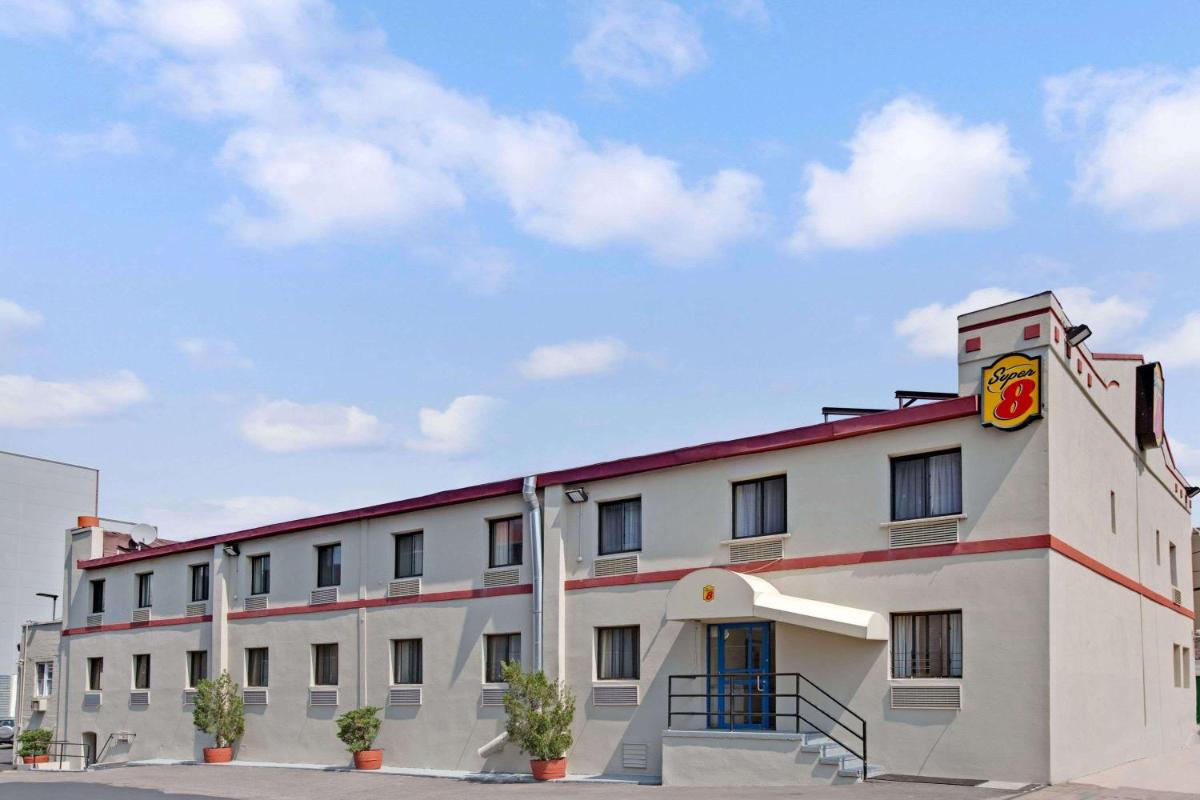 Super 8 by Wyndham Long Island City LGA Hotel - Housity