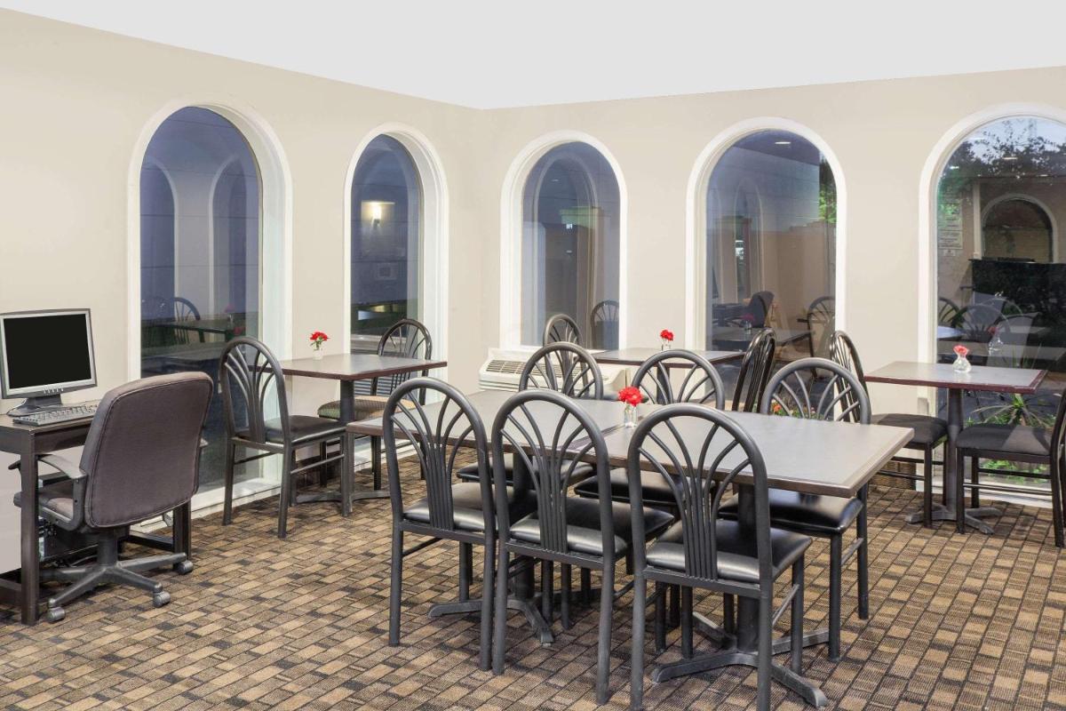 Super 8 by Wyndham Morton Grove/Chicago - Housity