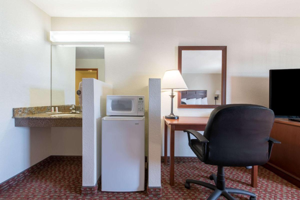 Super 8 by Wyndham Abilene South - Housity