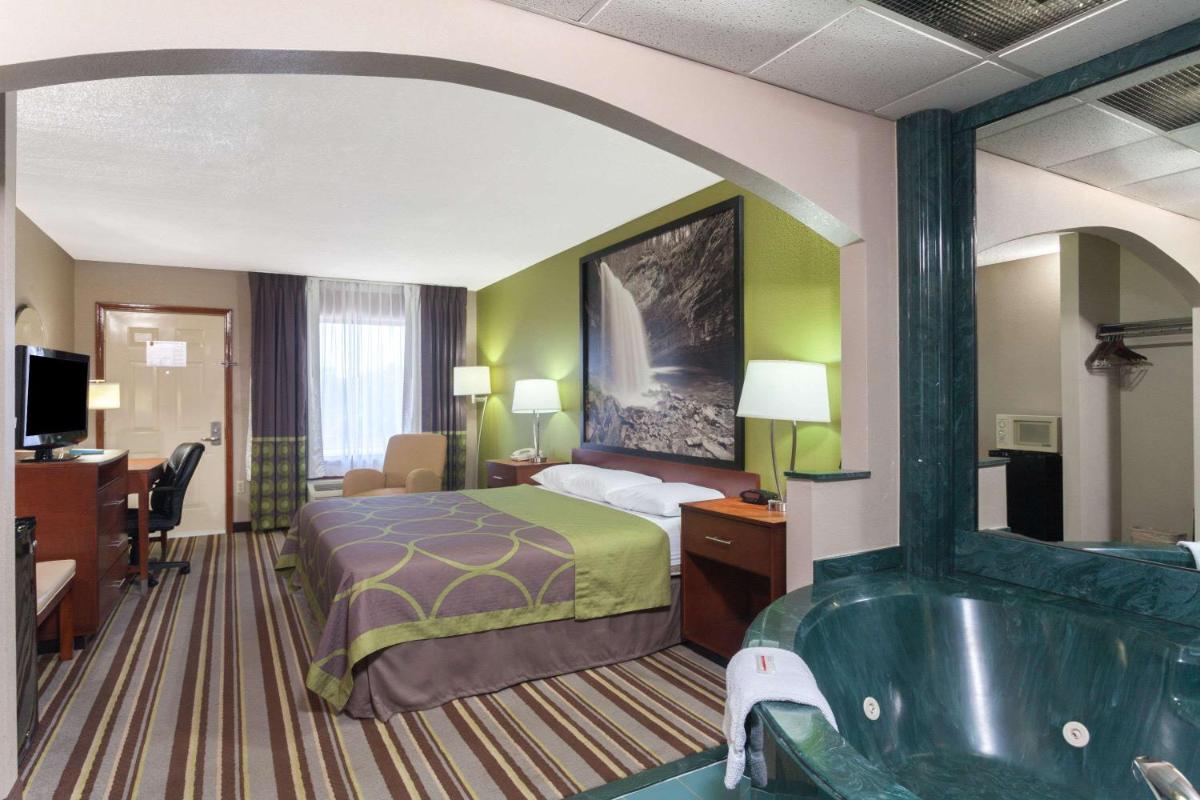 Super 8 by Wyndham Clarksville Northeast - Housity