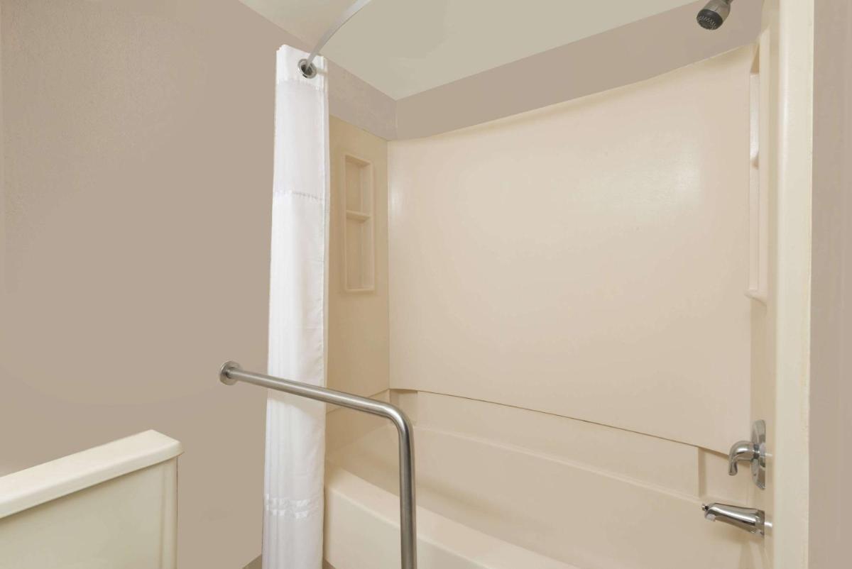Suitetrails - Super 8 by Wyndham Miamisburg Dayton S Area OH