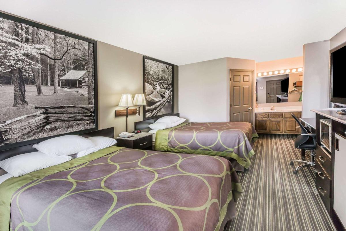 Super 8 by Wyndham Clinton TN - Housity