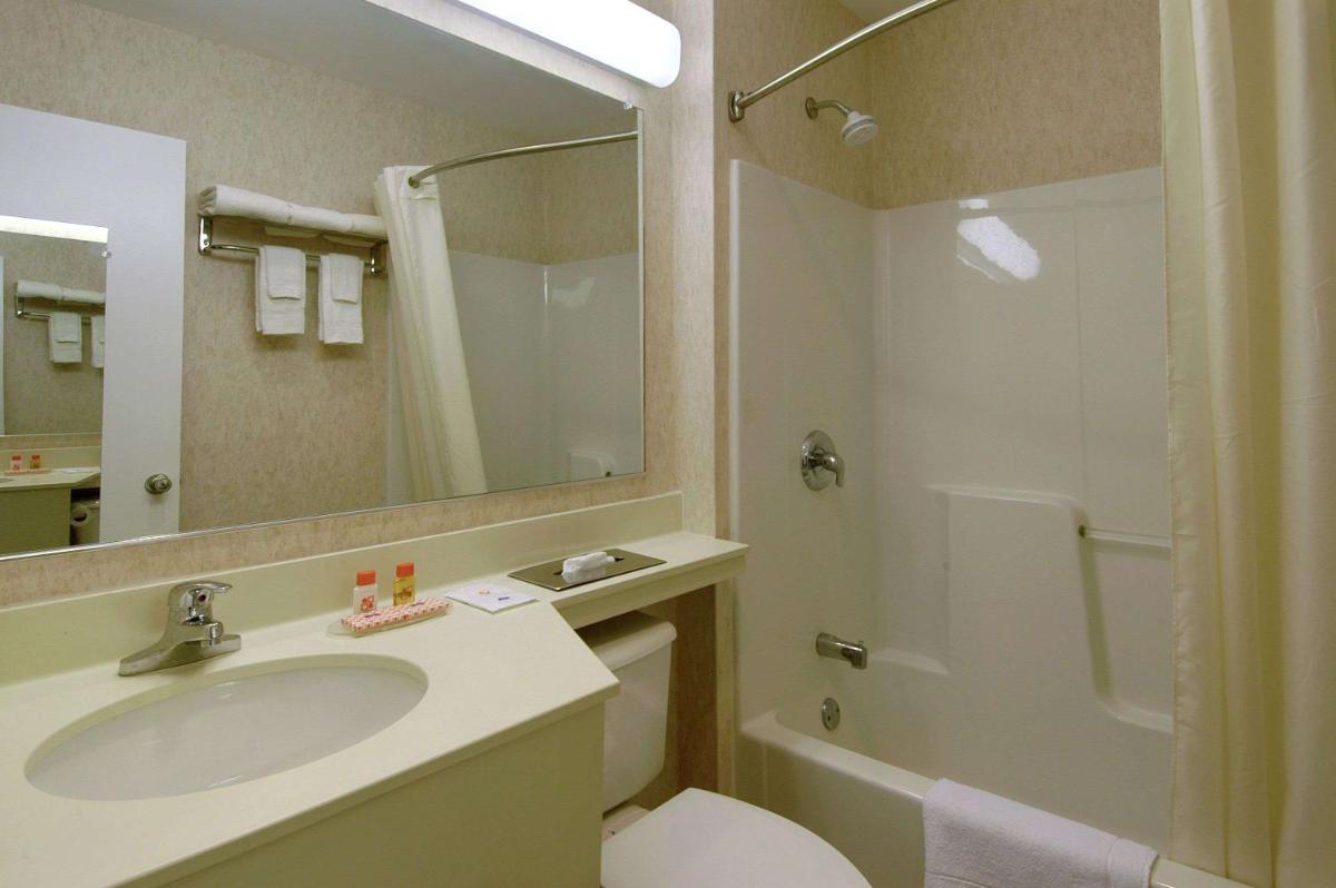 Howard Johnson by Wyndham Williamstown - Housity