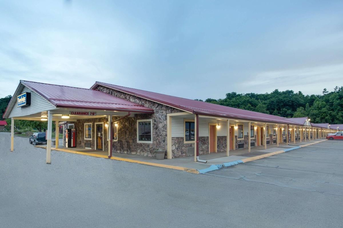 Travelodge by Wyndham Parkersburg - Housity